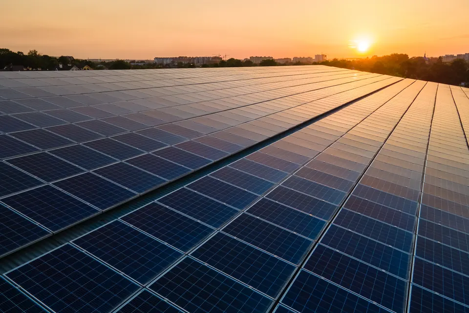 Toiture couverte de panneaux solaires photovoltaïques au coucher du soleil