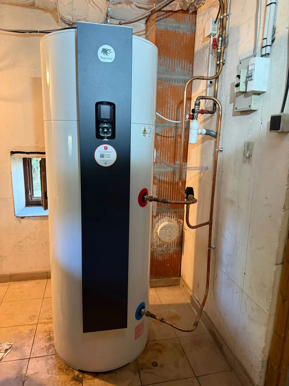 Chauffe-eau thermodynamique Thermor raccordé en cuivre dans un sous-sol