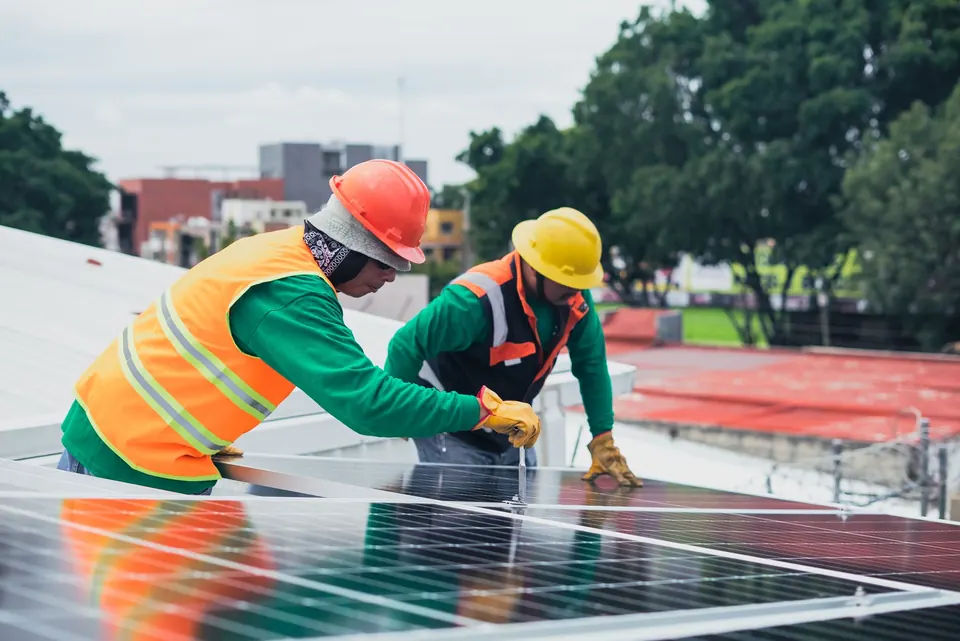Techniciens sur un toit équipé de panneaux